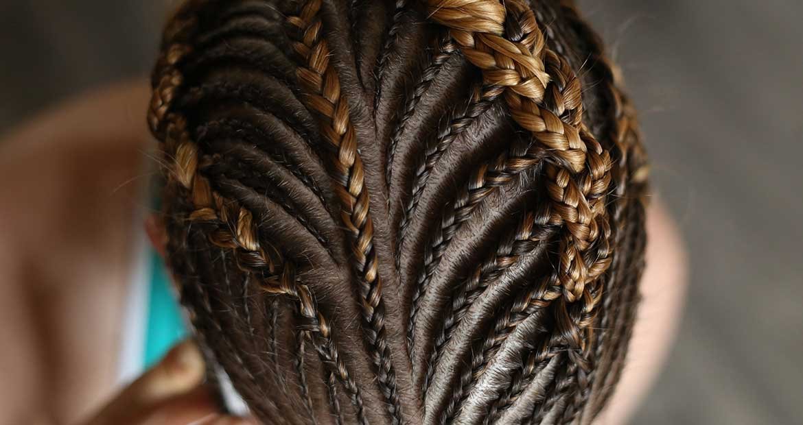 Imagem mostrando trancas no cabelo