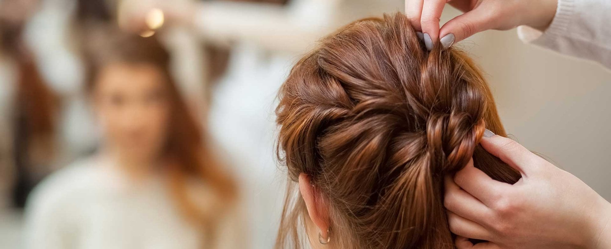 Profissional Fazendo Penteado Em Cabelo Castanho