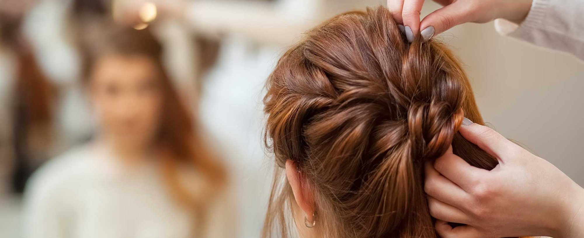 Profissional Fazendo Penteado Em Cabelo Castanho