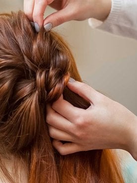 Profissional Fazendo Penteado Em Cabelo Castanho