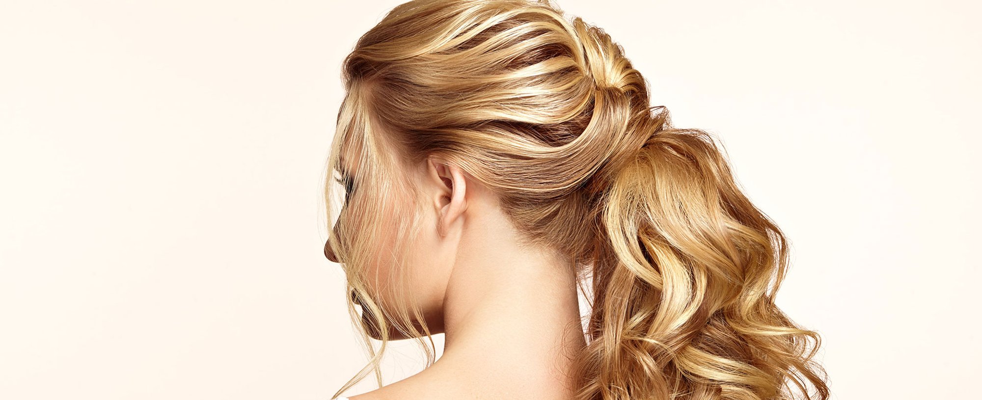 Modelo De Costas Com Cabelo Loiro Trancado
