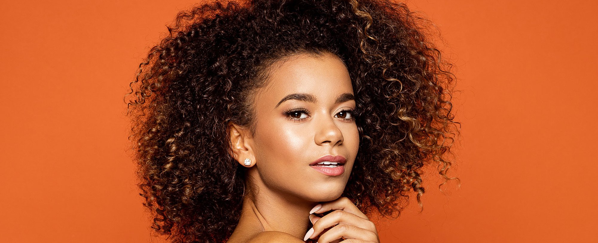 Modelo Morena Com Cabelo Cacheado Volumoso Com Luzes Nas Pontas