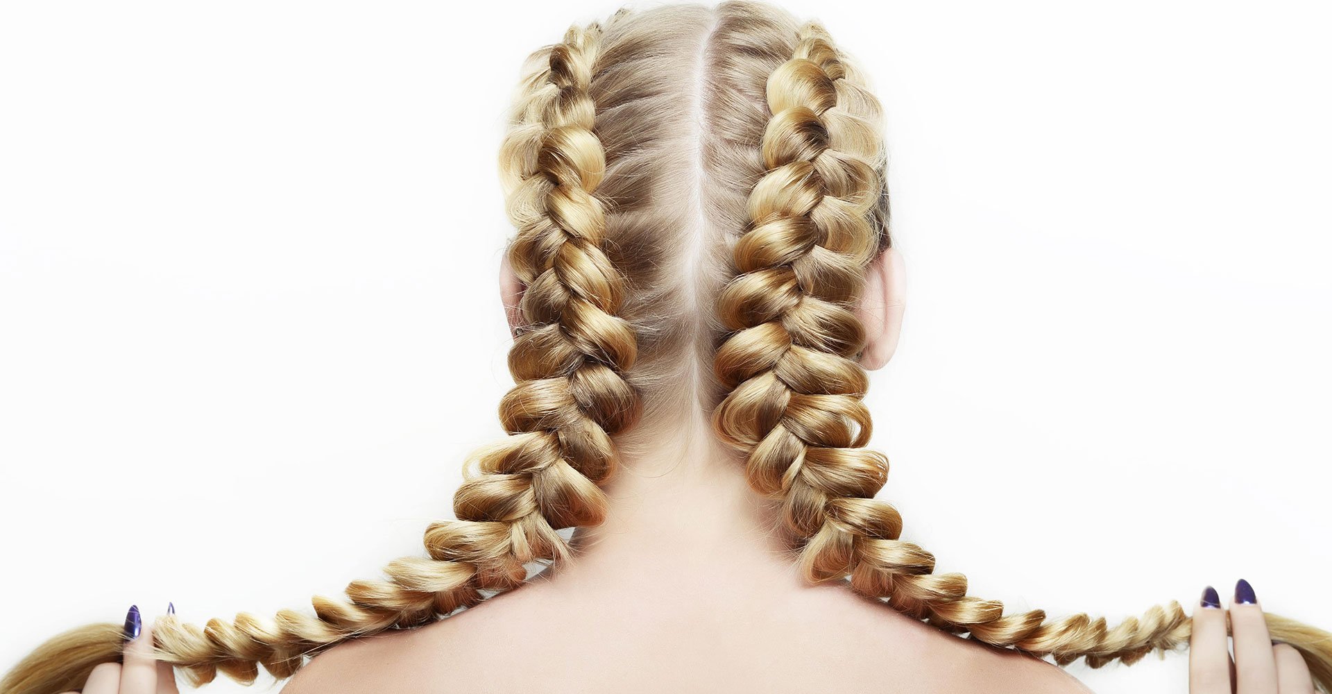 Modelo Loira Com Cabelo Trancado Em Duas Partes