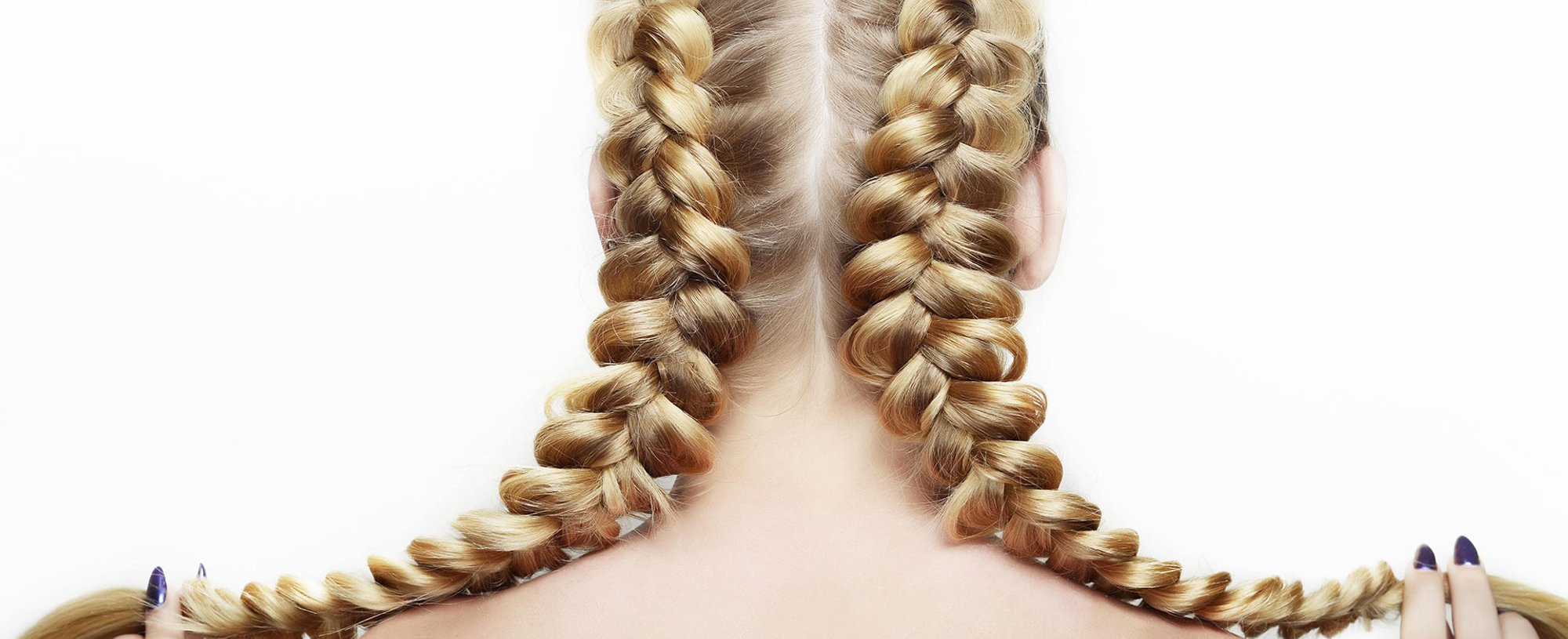 Modelo Loira Com Cabelo Trancado Em Duas Partes