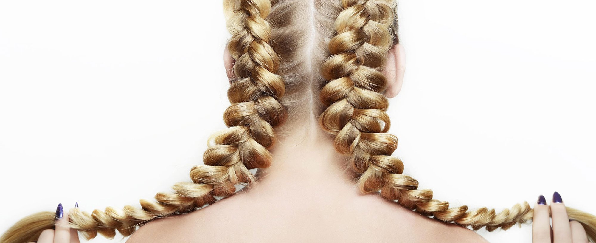 Modelo Loira Com Cabelo Trancado Em Duas Partes