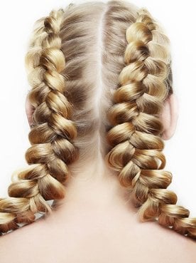 Modelo Loira Com Cabelo Trancado Em Duas Partes