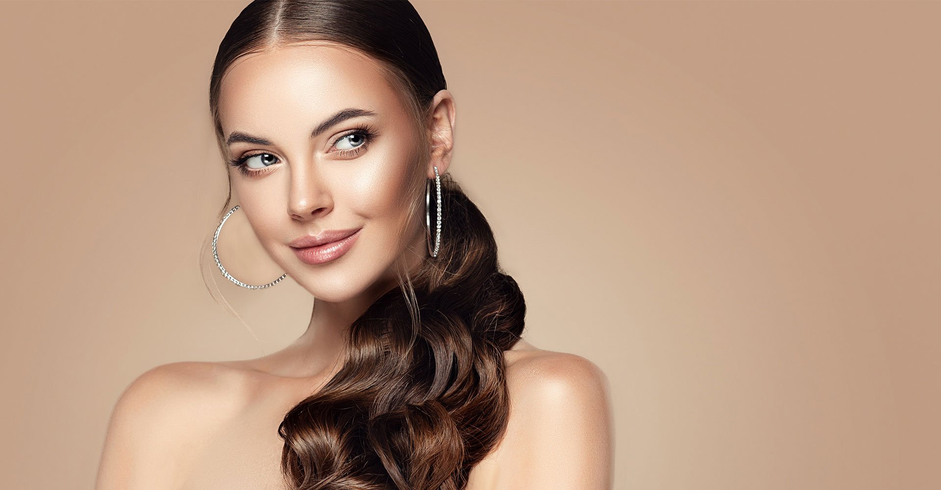 Modelo Com Longos Cabelos Brilhosos Castanhos