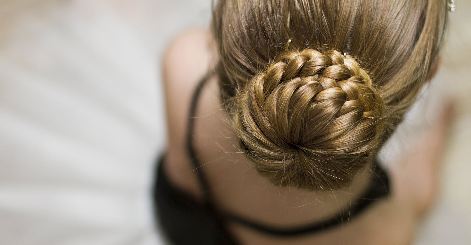 Imagem de uma mulher com coque trancado