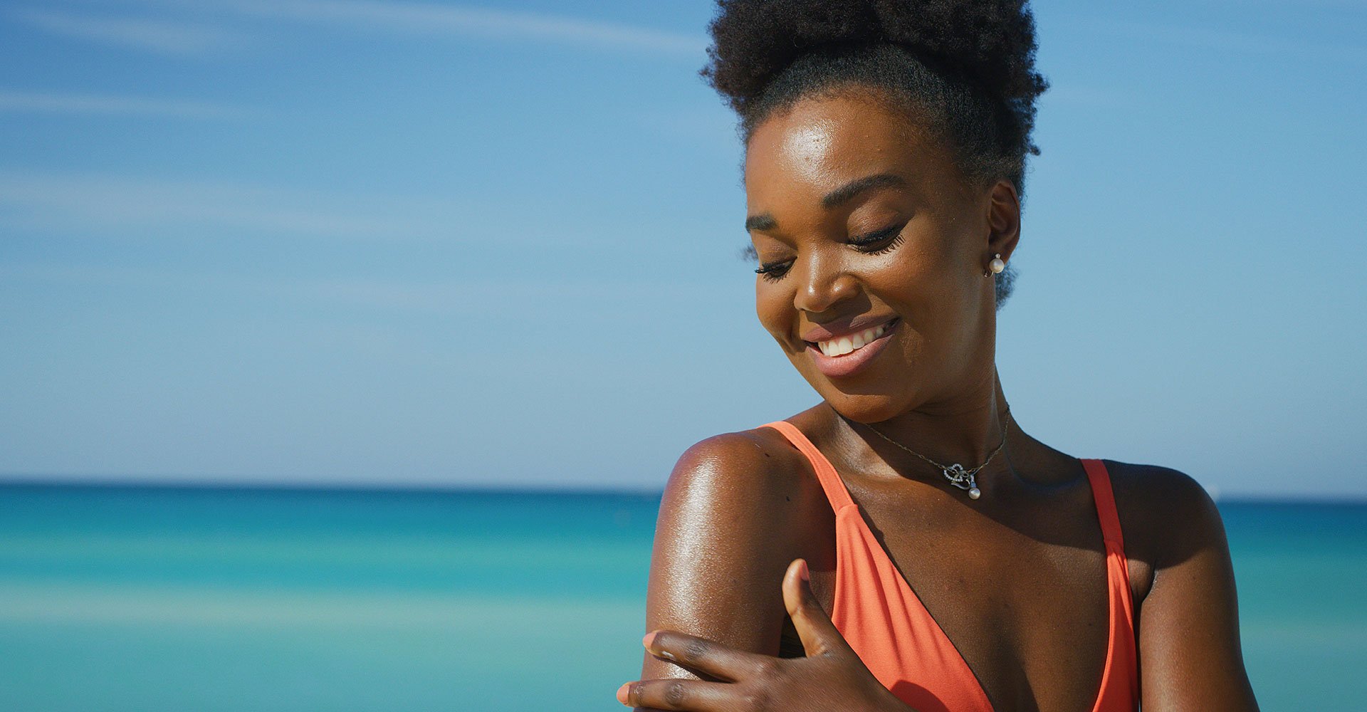 Mulher Negra Na Praia Sorrindo