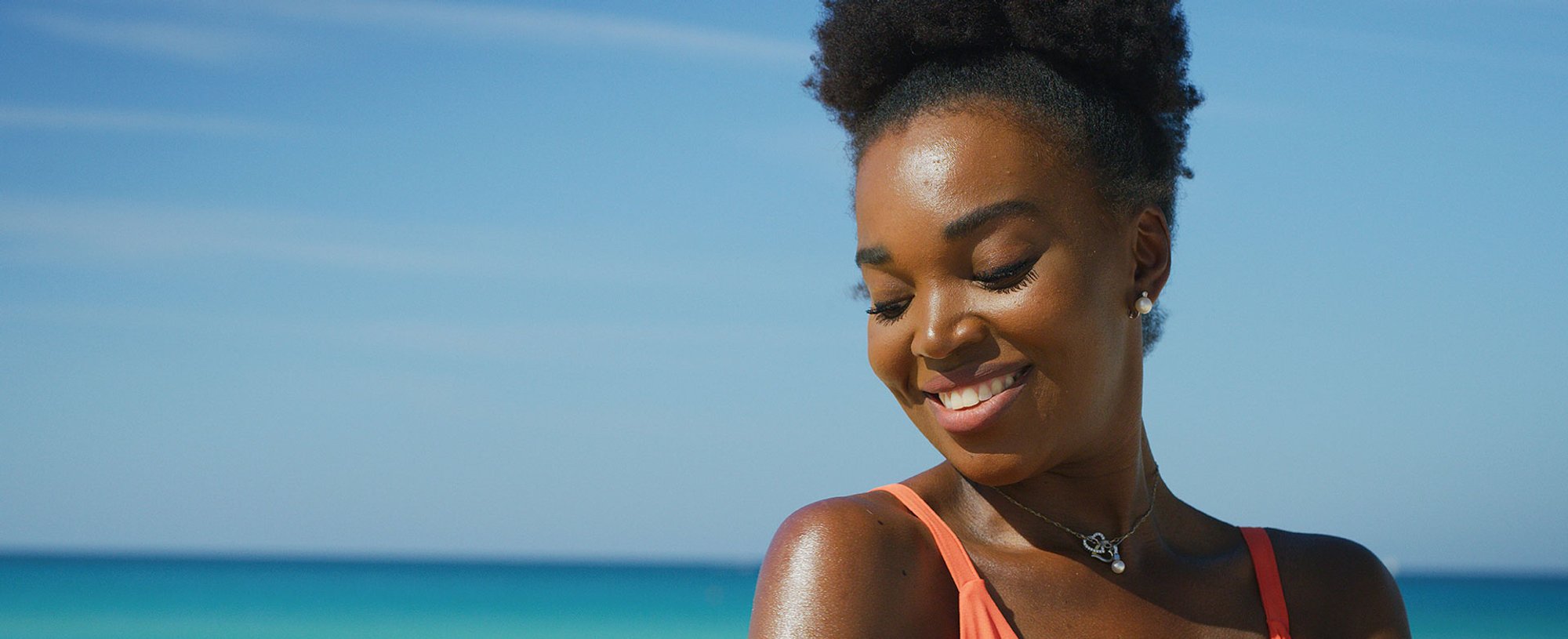 Mulher Negra Na Praia Sorrindo