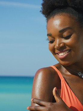 Mulher Negra Na Praia Sorrindo