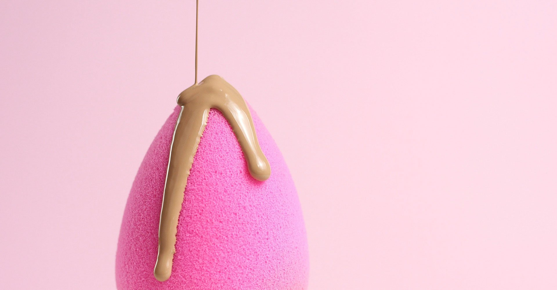 Artefato De Maquiagem Com Produto Sendo Despejado