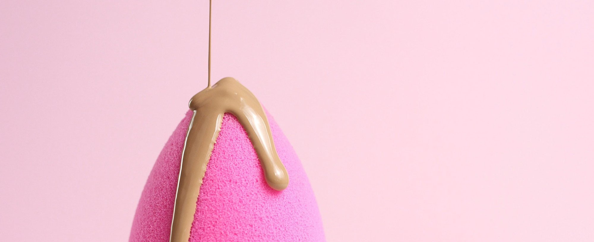 Artefato De Maquiagem Com Produto Sendo Despejado