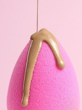Artefato De Maquiagem Com Produto Sendo Despejado