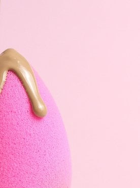 Artefato De Maquiagem Com Produto Sendo Despejado