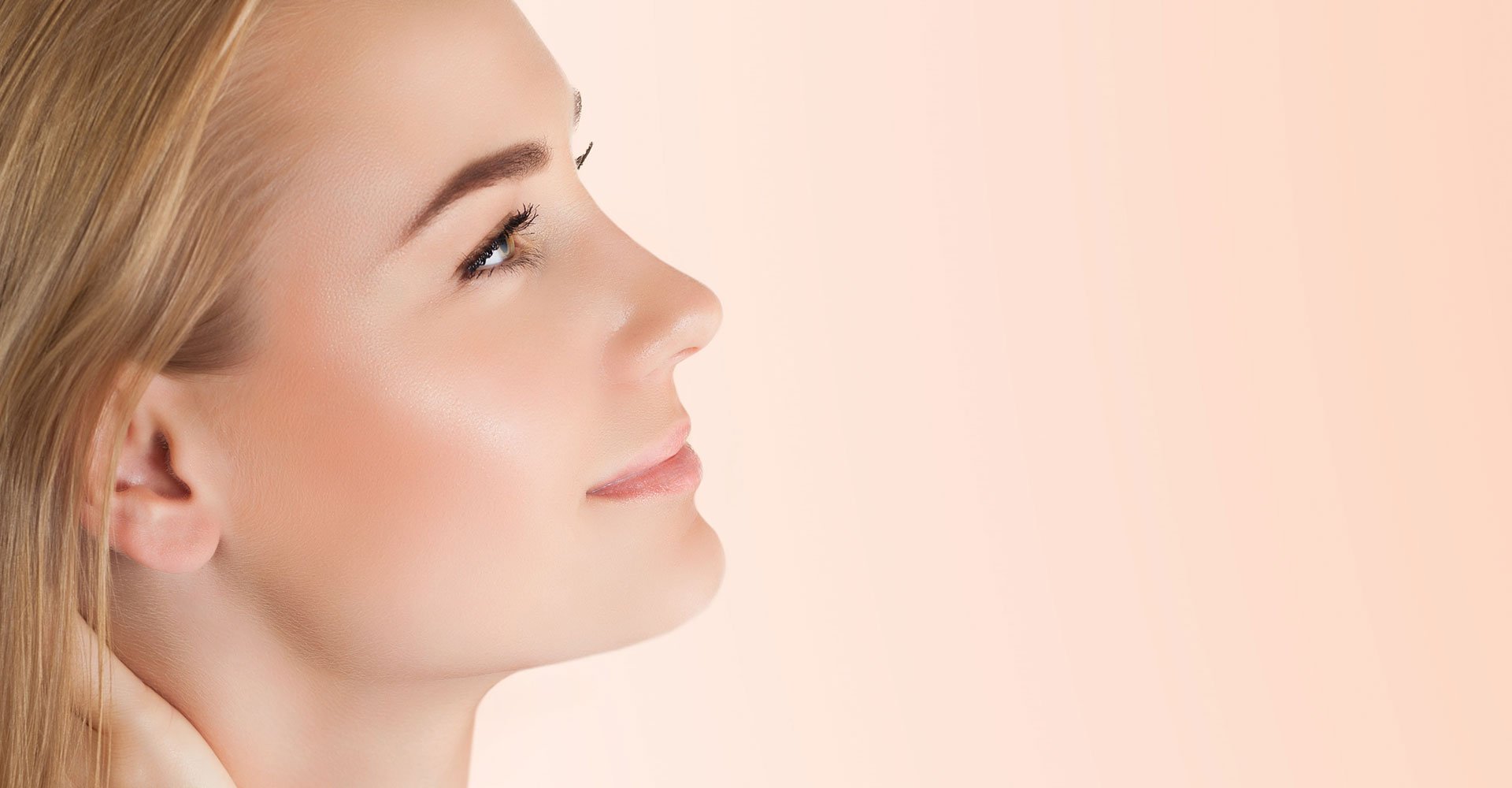 Mulher Loira Olhando Pro Horizonte