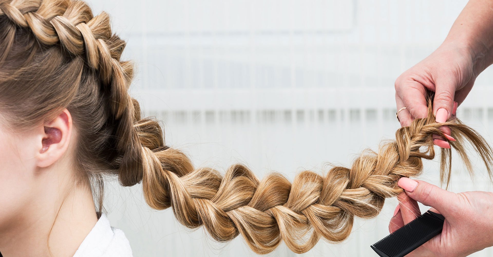 Profissional Fazendo Tranca Em Cabelo Loiro De Uma Mulher