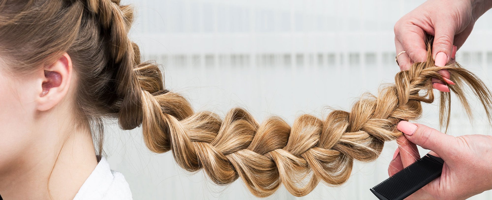 Profissional Fazendo Tranca Em Cabelo Loiro De Uma Mulher