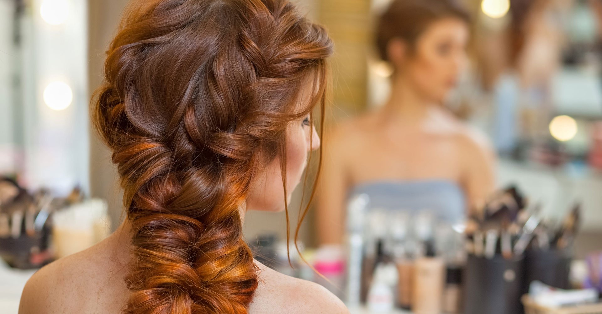 Modelo De Costas Com Cabelo Semi Trancado