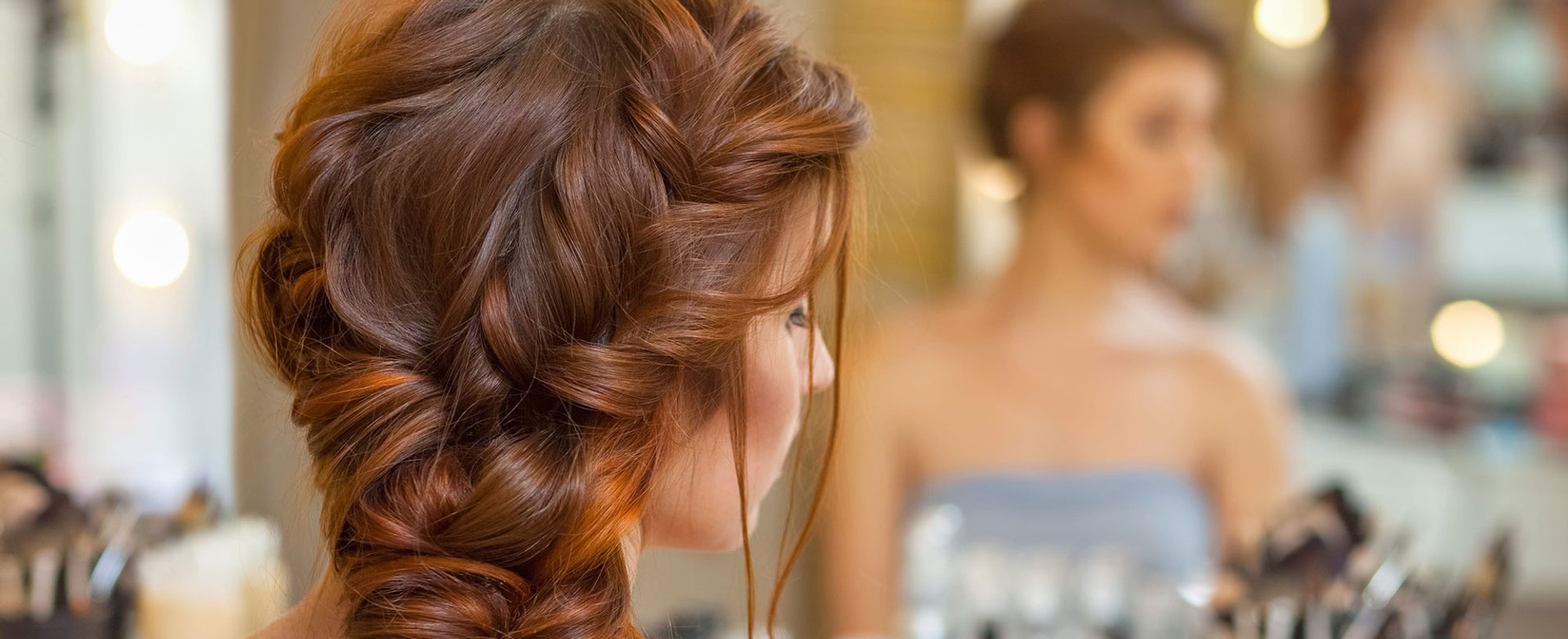 Modelo De Costas Com Cabelo Semi Trancado