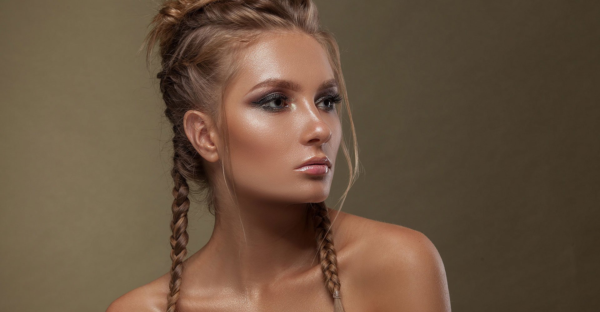 Modelo Com Cabelo Trancado E Preso Encima