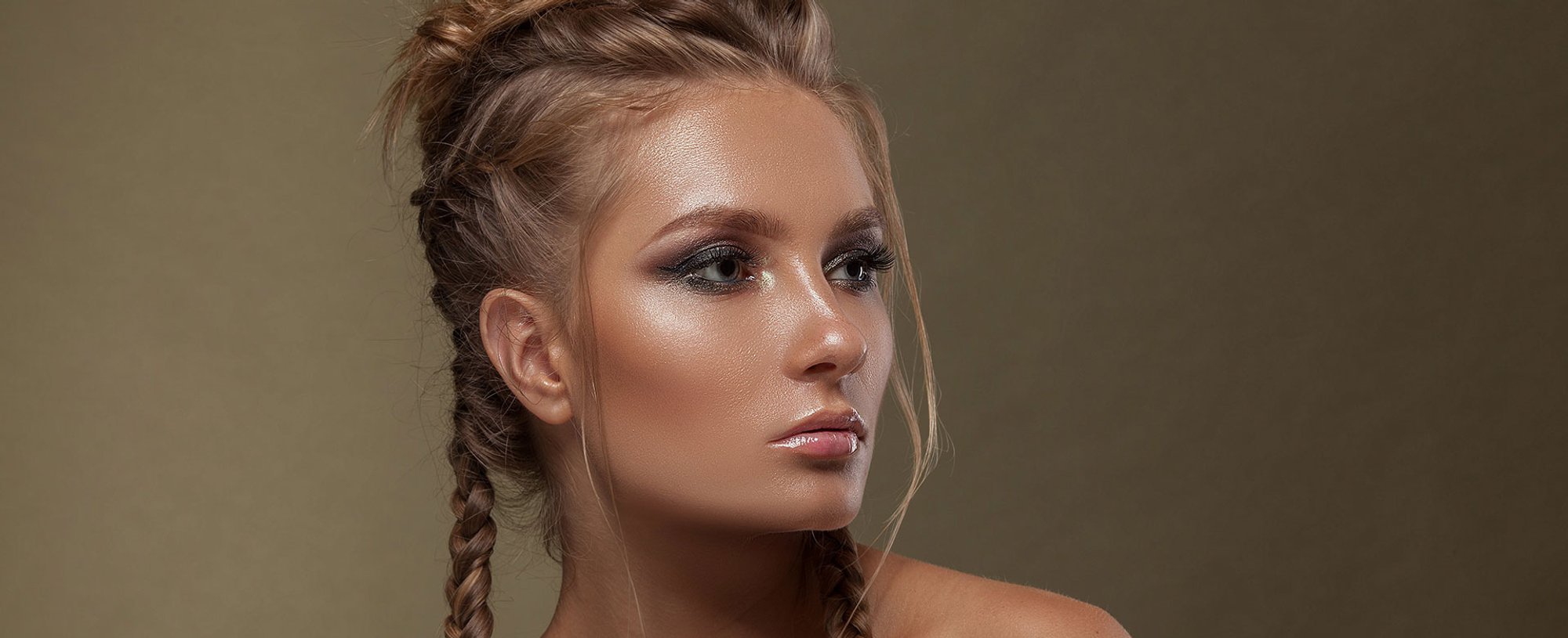 Modelo Com Cabelo Trancado E Preso Encima