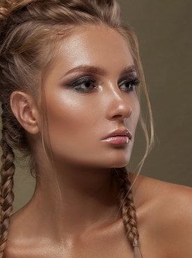 Modelo Com Cabelo Trancado E Preso Encima