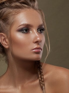 Modelo Com Cabelo Trancado E Preso Encima