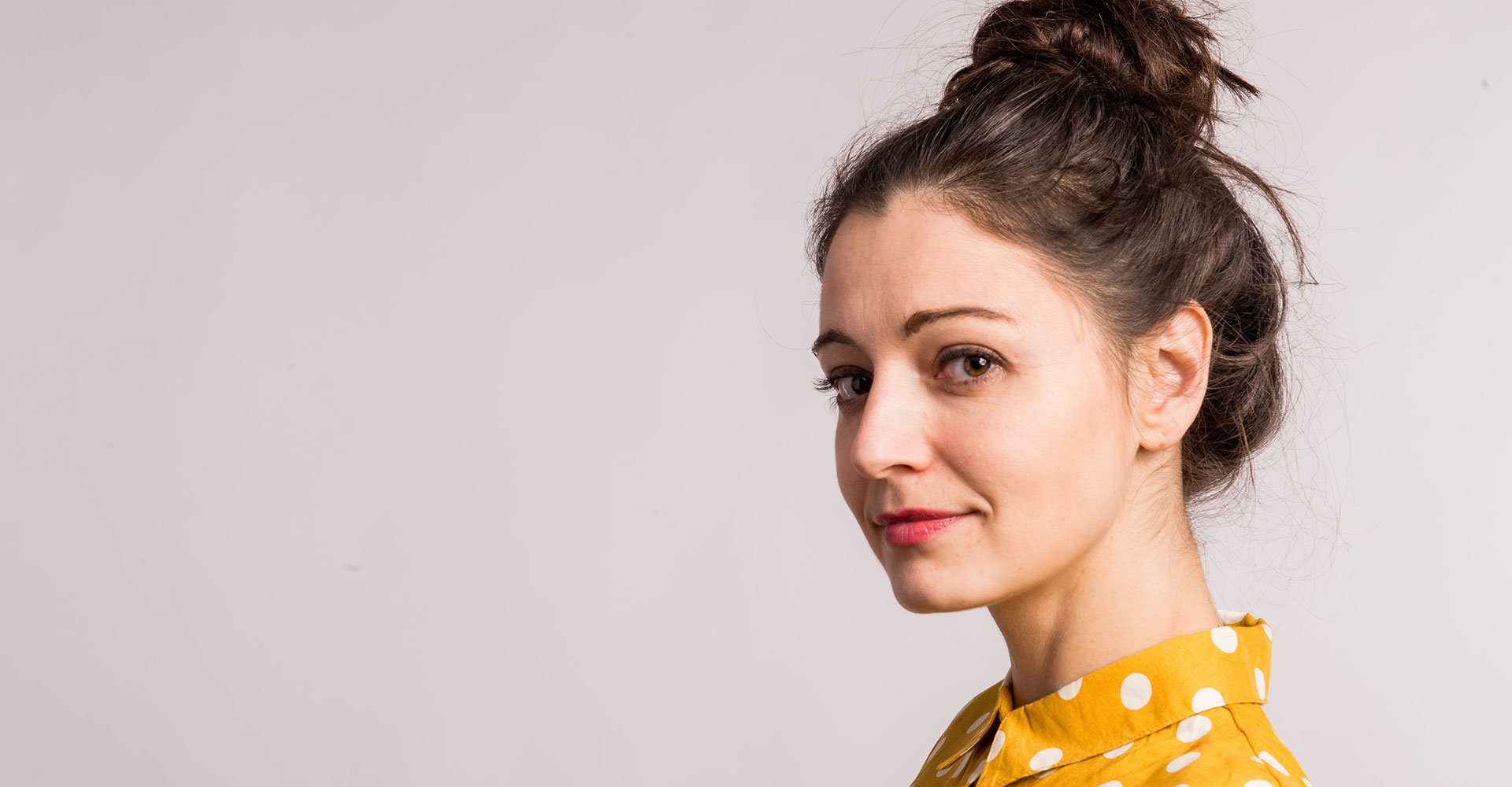 Mulher Com Coque Alto