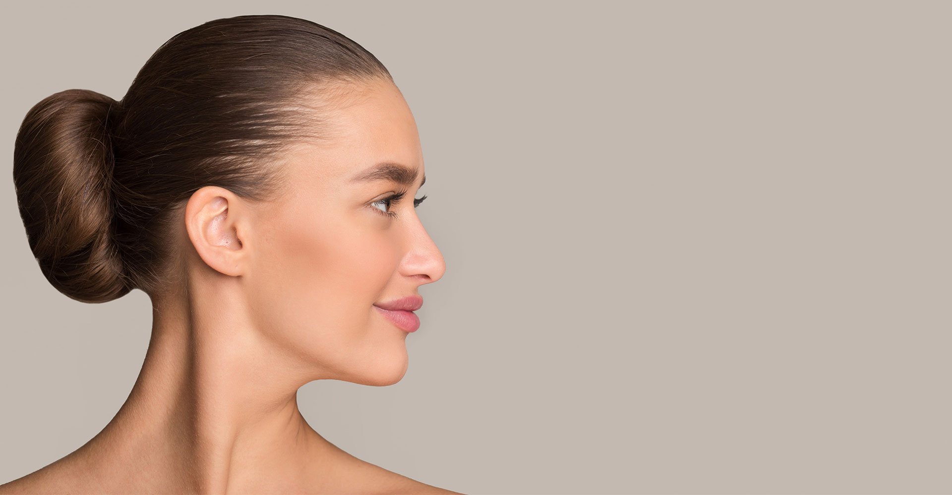 Mulher Com Cabelo Castanho E Coque