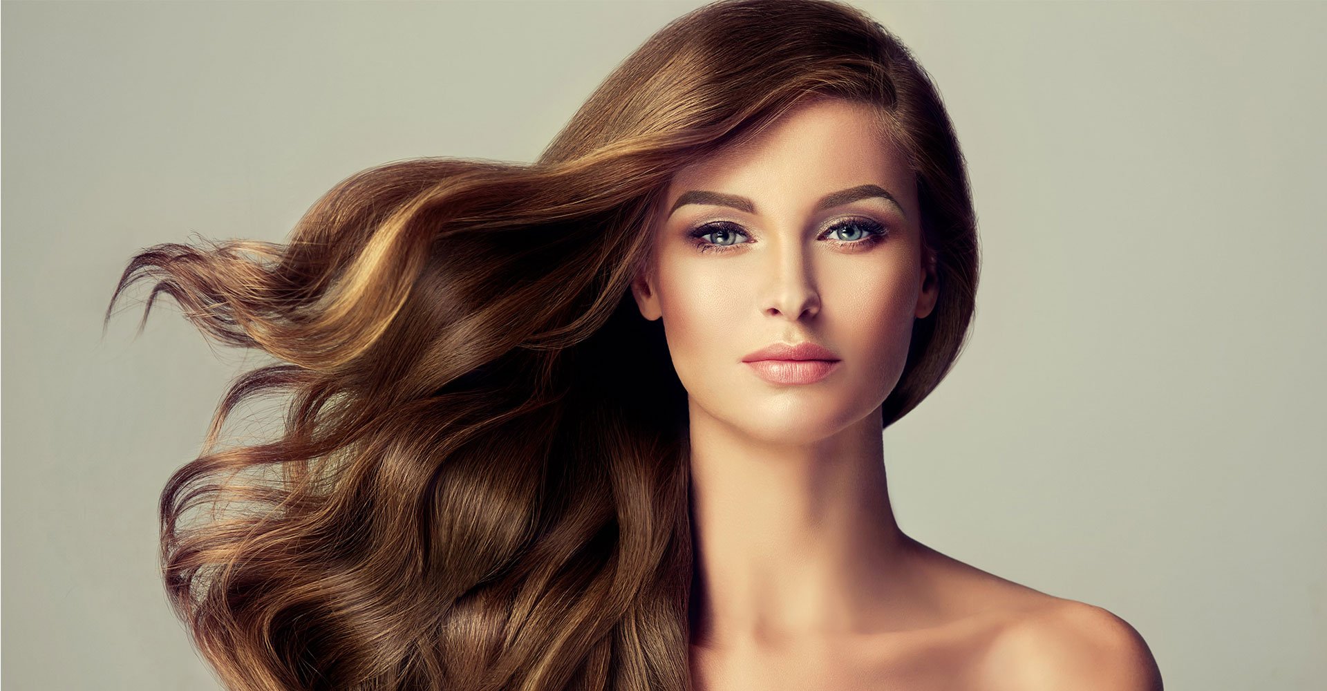 Modelo Com Longos Cabelos Castanhos