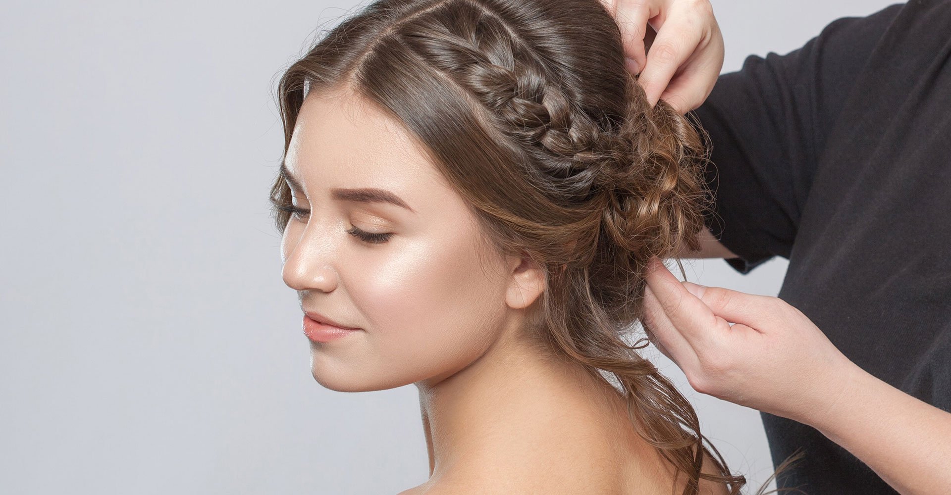 Profissional Fazendo Coque Em Cabelo De Uma Mulher