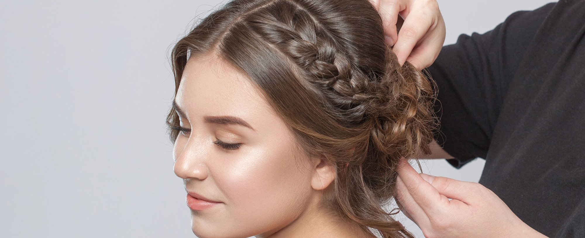 Profissional Fazendo Coque Em Cabelo De Uma Mulher