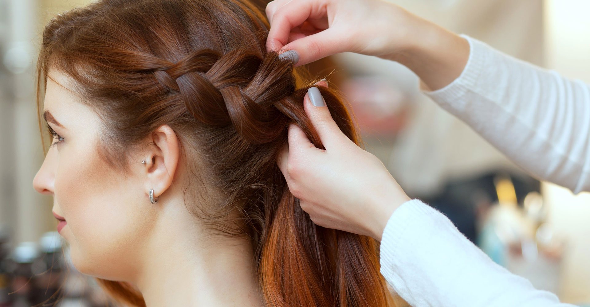 Profissional Fazendo Um Penteado Em Cabelo Vermelho Claro