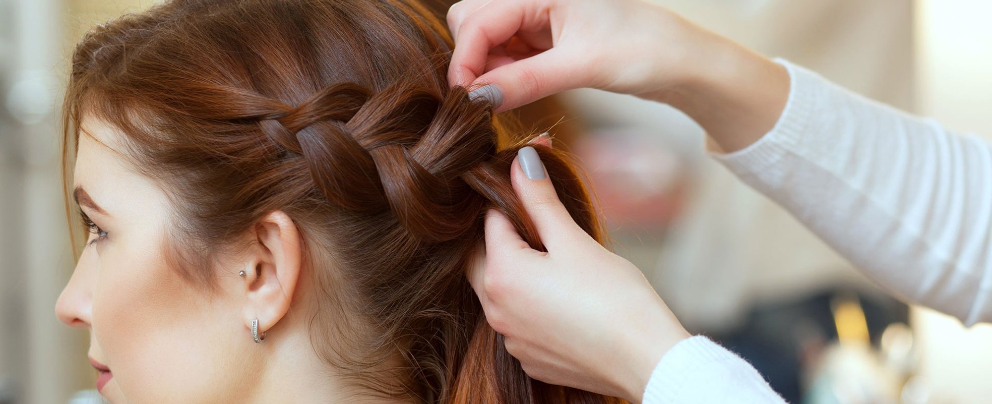 Profissional Fazendo Um Penteado Em Cabelo Vermelho Claro