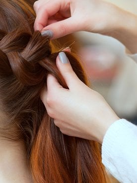 Profissional Fazendo Um Penteado Em Cabelo Vermelho Claro