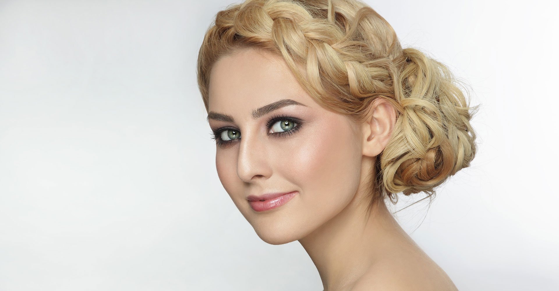 Modelo Com Trancas Em Cabelo Loiro