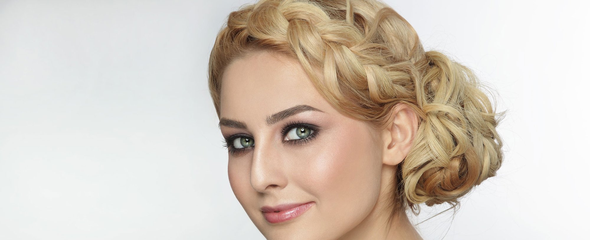 Modelo Com Trancas Em Cabelo Loiro