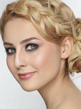 Modelo Com Trancas Em Cabelo Loiro