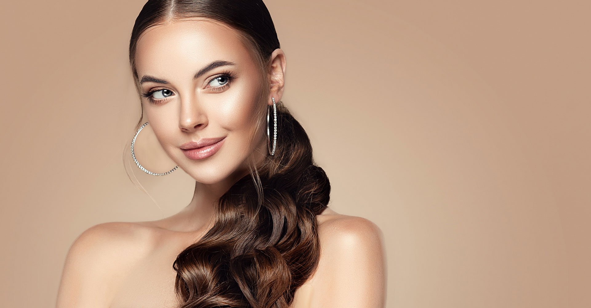 Modelo Com Cabelo De Um Lado Castanho Longo