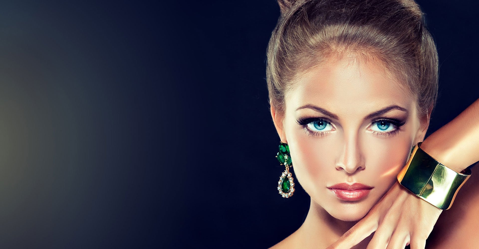 Modelo Com Cabelo Preso E Olhos Azuis