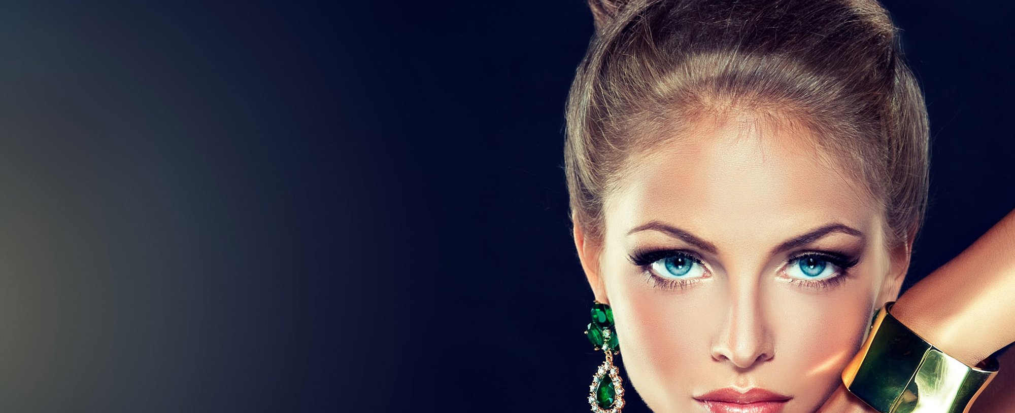 Modelo Com Cabelo Preso E Olhos Azuis