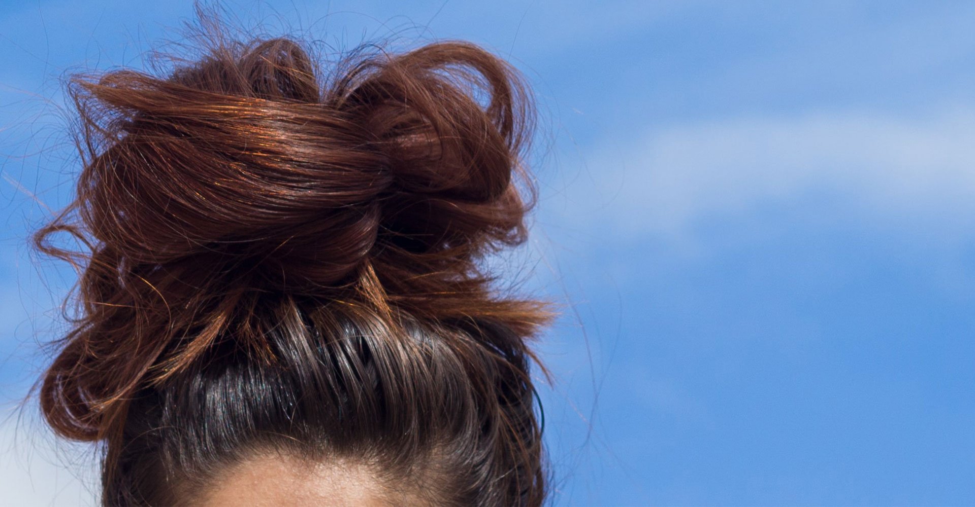 Modelo com coque baguncado