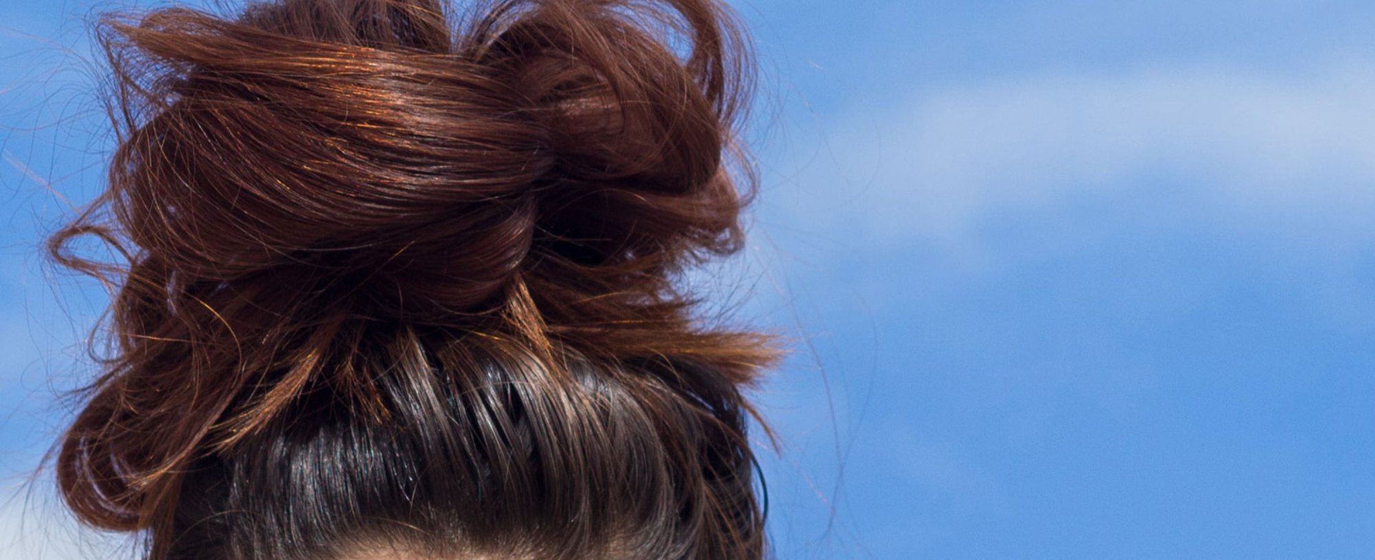 Modelo com coque baguncado