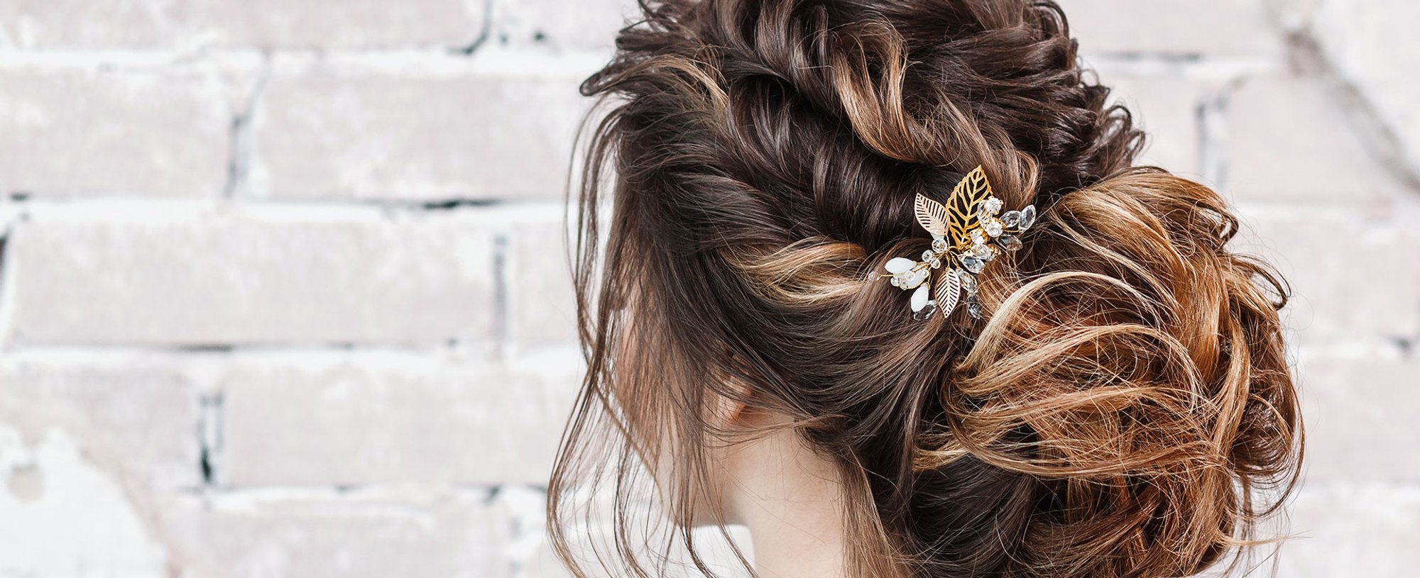 Mulher Com Coque E Tranca Feito No Seu Cabelo
