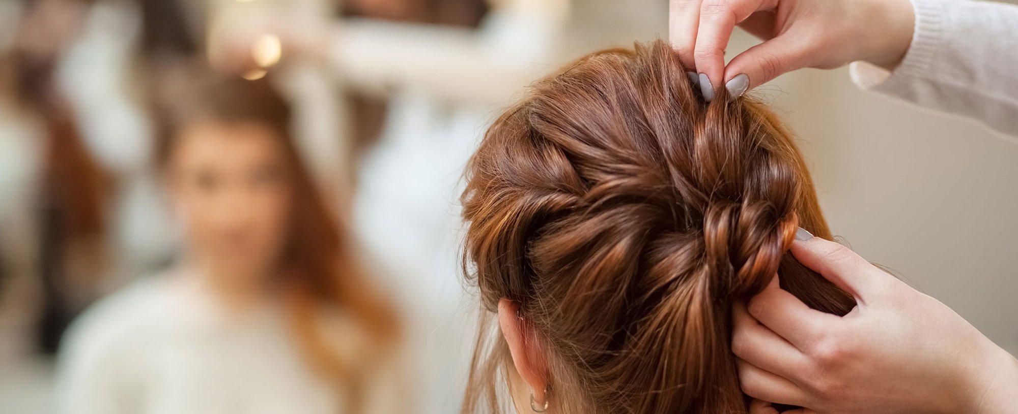 Profissional Fazendo Penteado Em Cabelo De Uma Mulher
