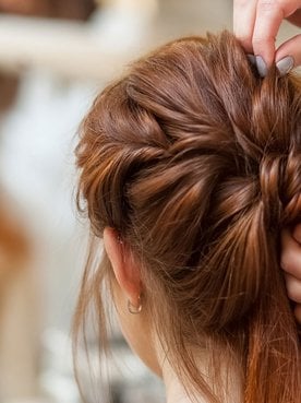 Profissional Fazendo Penteado Em Cabelo De Uma Mulher