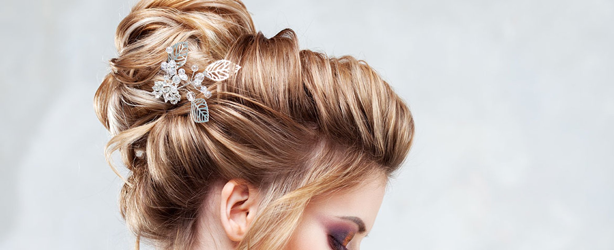 Modelo Com Cabelo Loiro Com Coque