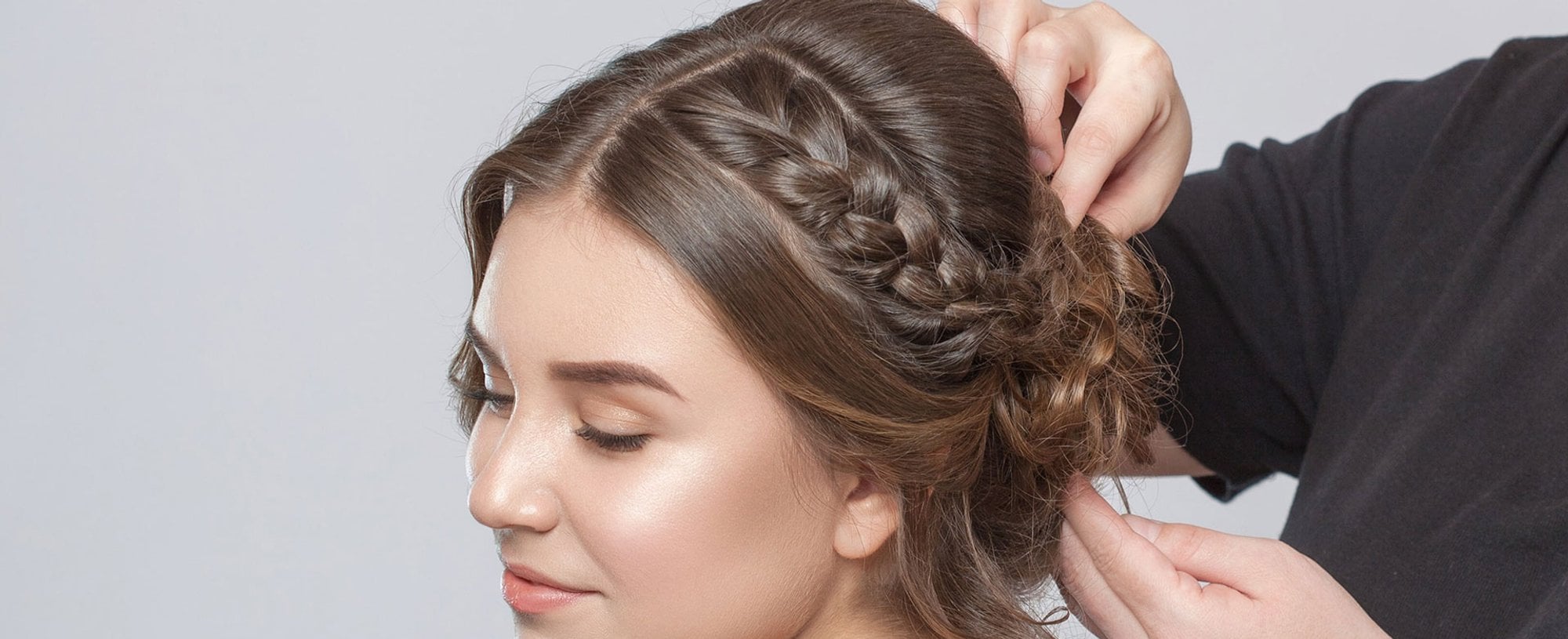Profissional Finalizando O Cabelo De Uma Mulher