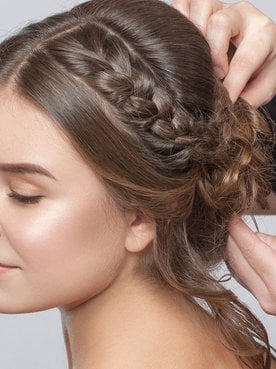 Profissional Finalizando O Cabelo De Uma Mulher